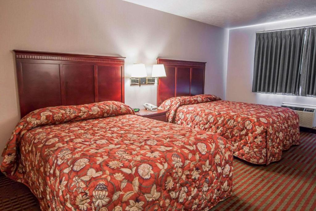 Postel nebo postele na pokoji v ubytování Bridgeway Inn & Suites