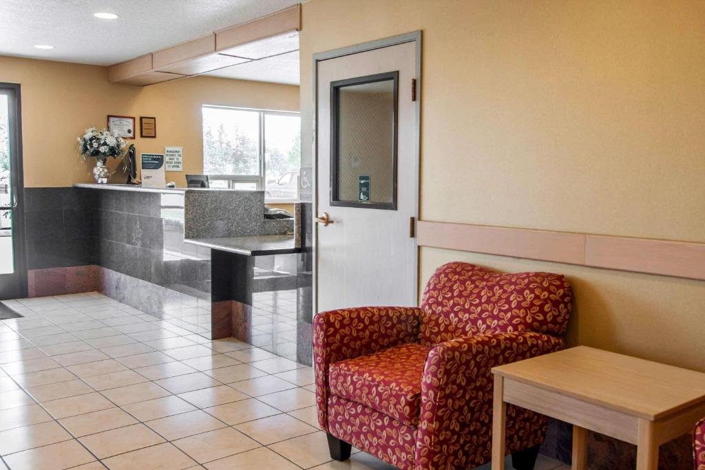 Posezení v ubytování Bridgeway Inn & Suites