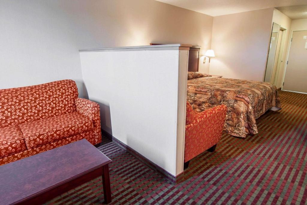 Postel nebo postele na pokoji v ubytování Bridgeway Inn & Suites