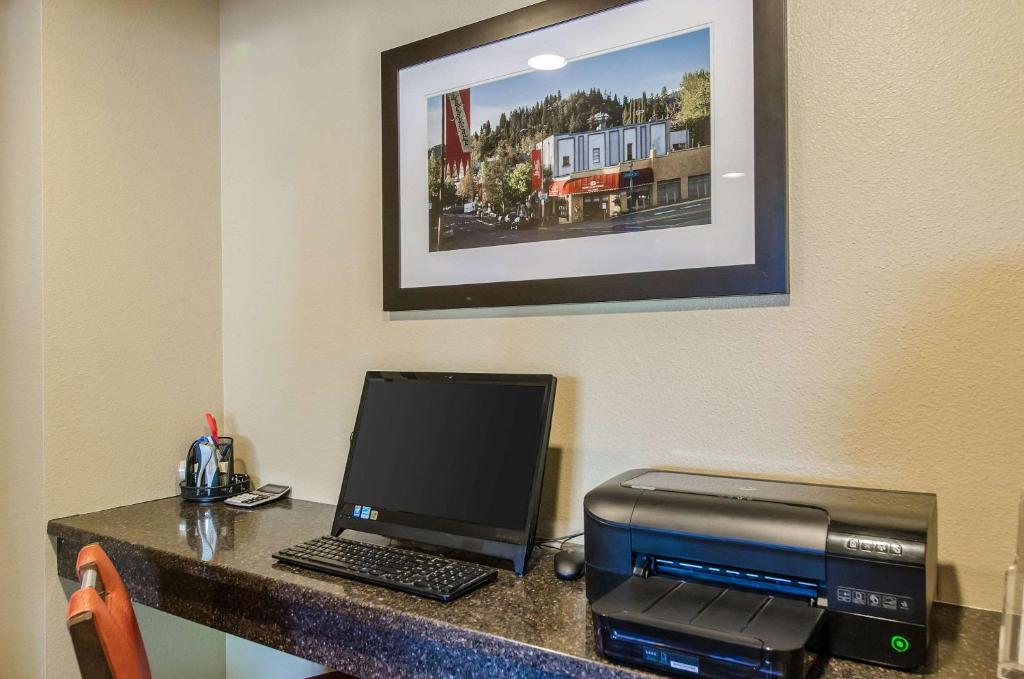 TV a/nebo společenská místnost v ubytování Comfort Inn & Suites Ashland