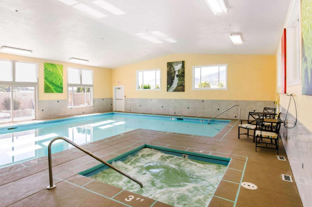 Bazén v ubytování Comfort Inn & Suites Ashland nebo v jeho okolí
