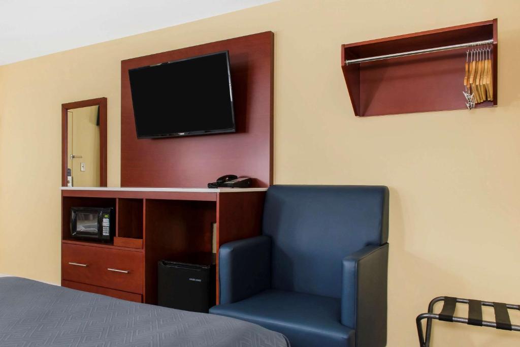 Escape Inn Hershey - King Room - Disability Access