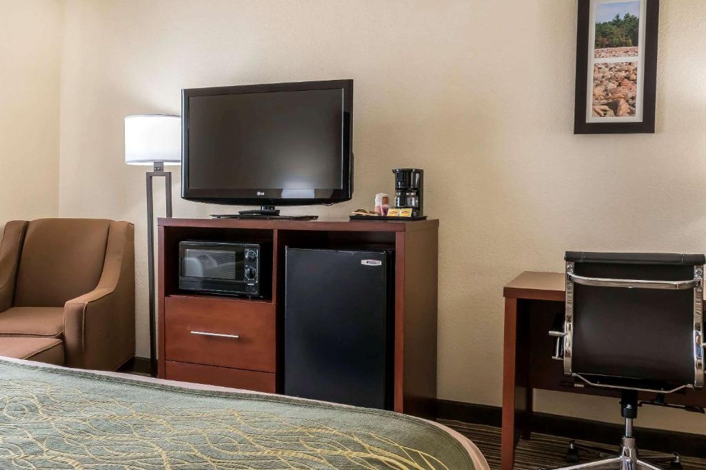 TV a/nebo společenská místnost v ubytování Comfort Inn - Pocono Mountains