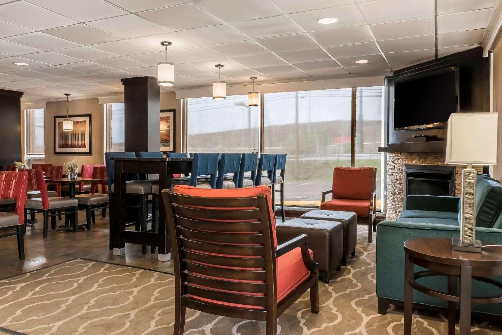 TV a/nebo společenská místnost v ubytování Comfort Inn - Pocono Mountains