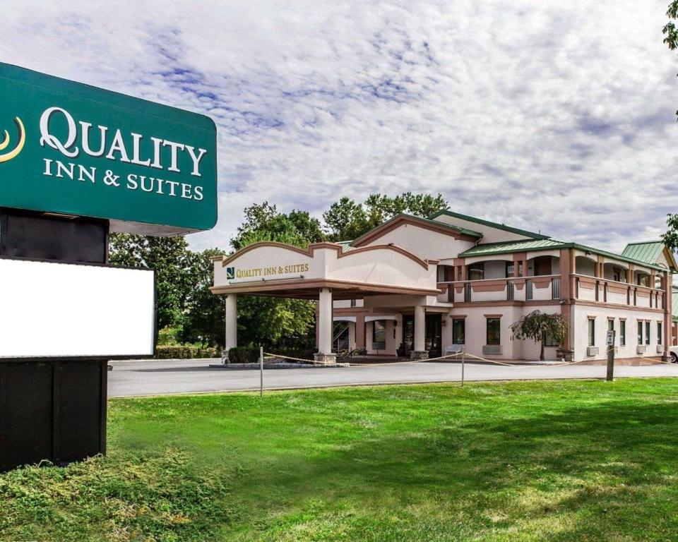 - un panneau indiquant l'auberge et les suites de qualité dans l'établissement Quality Inn & Suites Quakertown-Allentown, à Quakertown