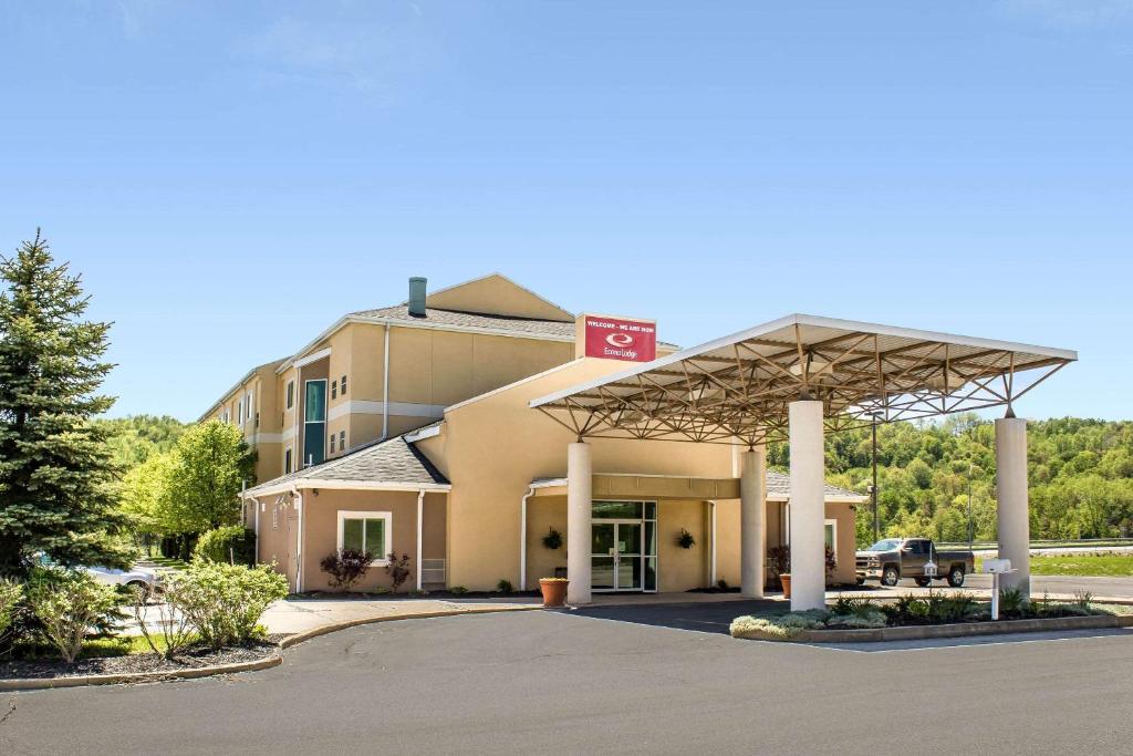 un hôtel avec un bâtiment doté d'un parking dans l'établissement Econo Lodge, à Meadville