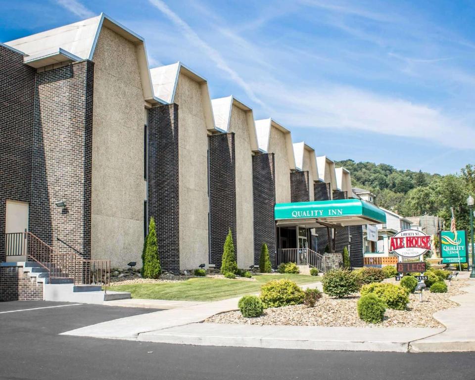 a building with a sign for a car dealership at Quality Inn & Conference Center Franklin in Franklin