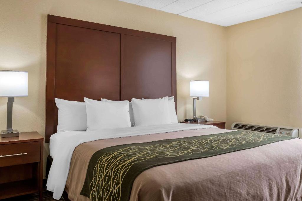 Postel nebo postele na pokoji v ubytování Comfort Inn - Pocono Mountains