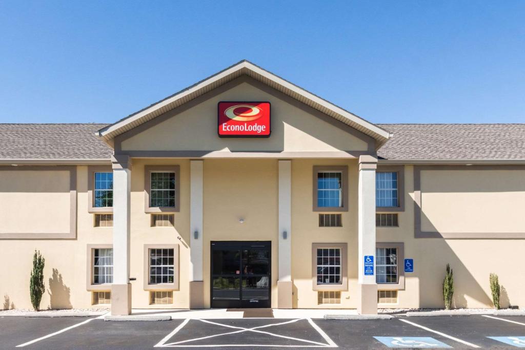 un edificio con un cartel de Burger King en él en Econo Lodge Harrisburg Southwest of Hershey Area, en Harrisburg