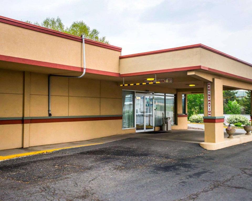 Econo Lodge Inn & Suites Shamokin Dam - Selinsgrove في Shamokin Dam: مبنى امامه موقف سيارات