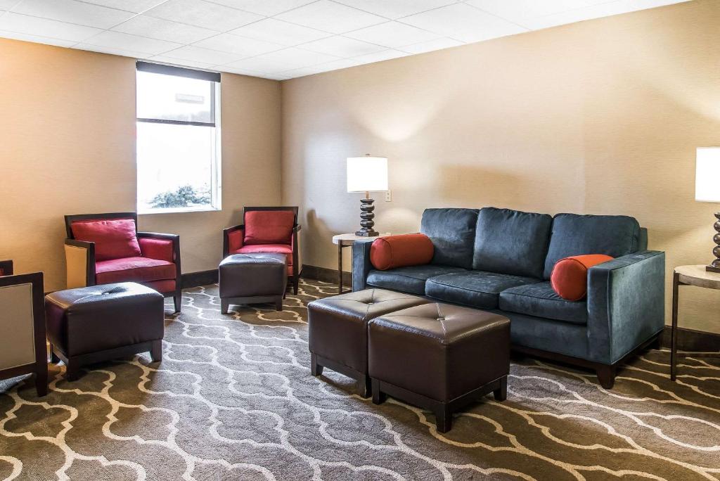 uma sala de espera com um sofá e cadeiras em Quality Inn & Suites Towanda em Towanda