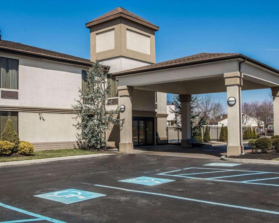 un estacionamiento frente a un edificio en Quality Inn & Suites NJ State Capital Area, en Morrisville