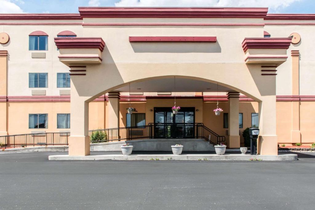 un edificio con un arco en un aparcamiento en Econo Lodge Carlisle, en Carlisle