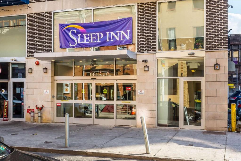Sleep Inn Center City في فيلادلفيا: مبنى عليه لافته مكتوب عليها نزل للنوم