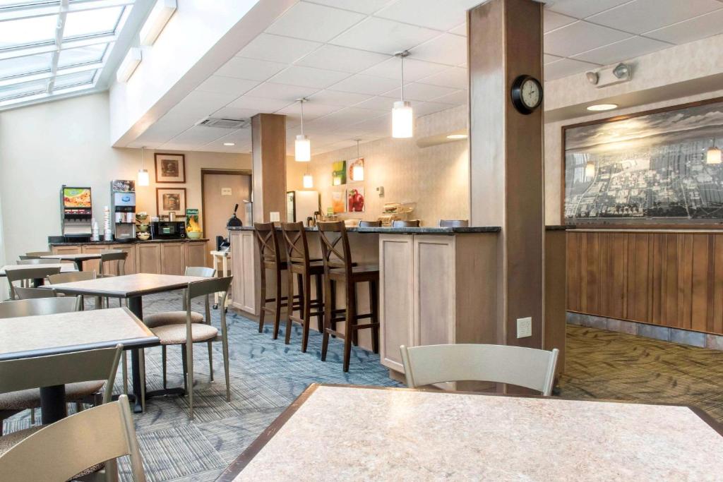 um restaurante com mesas e cadeiras e um bar em Days Inn by Wyndham Penn State em State College
