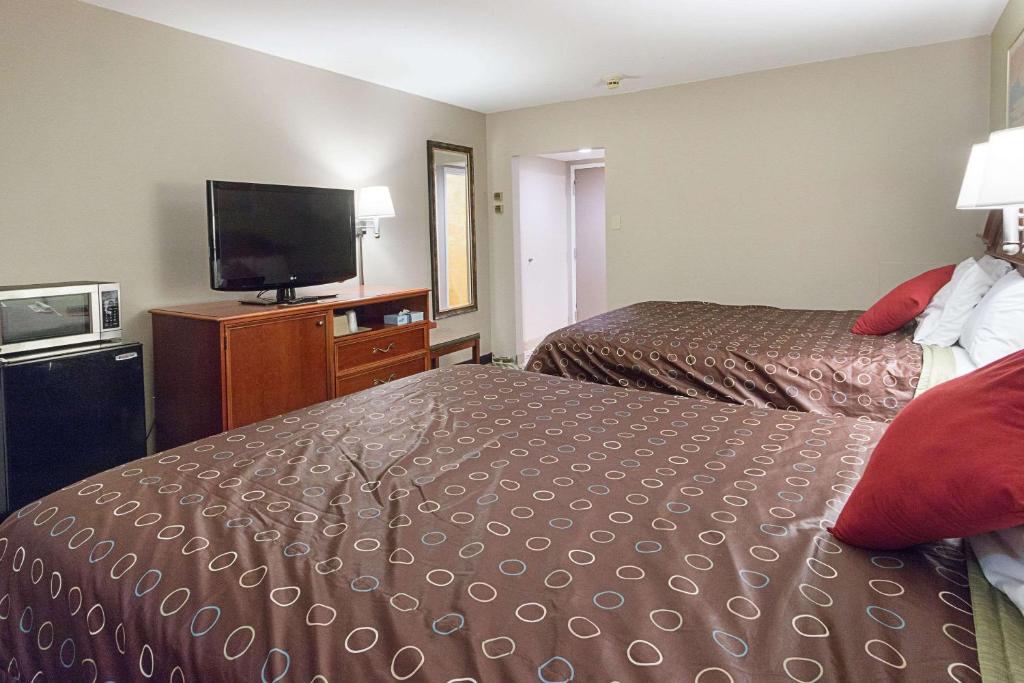 Rodeway Inn Milford - I-84 photo