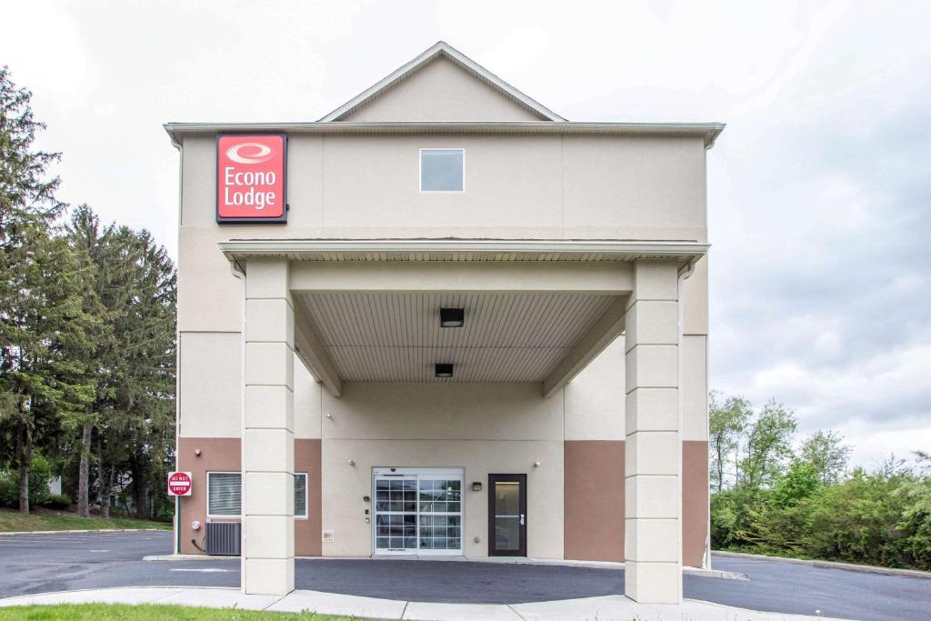 a front view of a building with a store at Econo Lodge Harrisburg - Hershey in Harrisburg