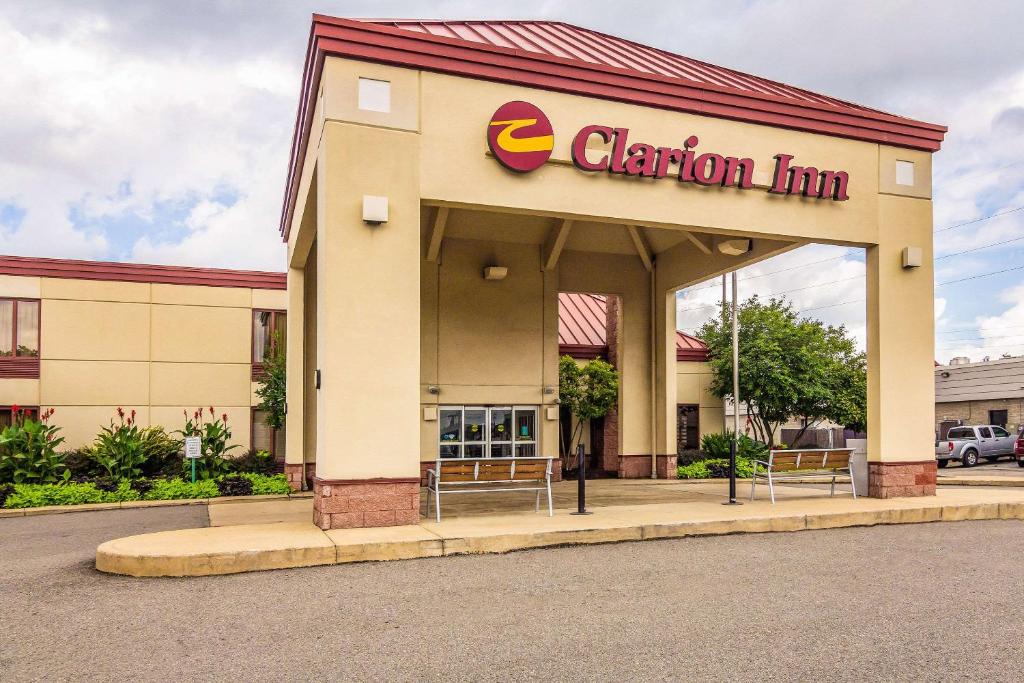 a clion inn sign on the front of a store at Clarion Inn in Cranberry Township