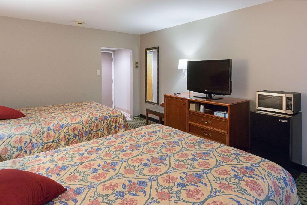 Rodeway Inn Milford - I-84 photo