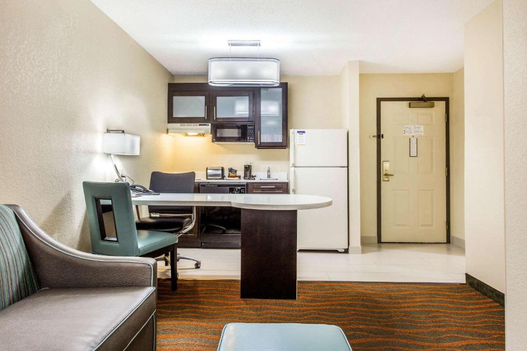 MainStay Suites Greenville Airport - Queen Suite With Kitchen