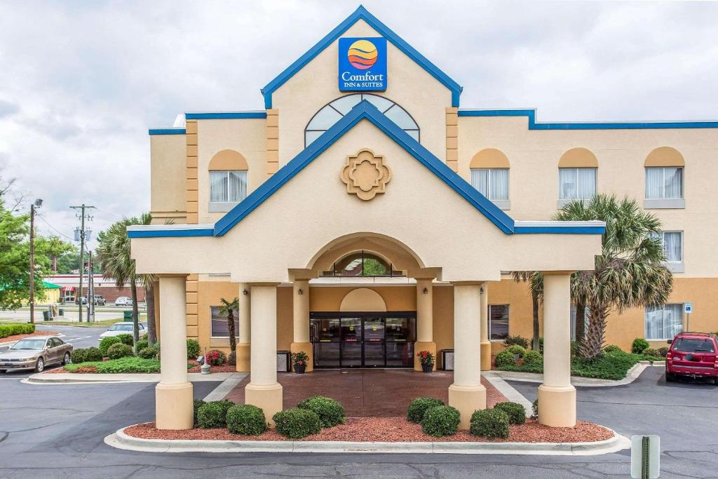 a front view of a hotel at Comfort Inn & Suites FtJackson Maingate in Columbia