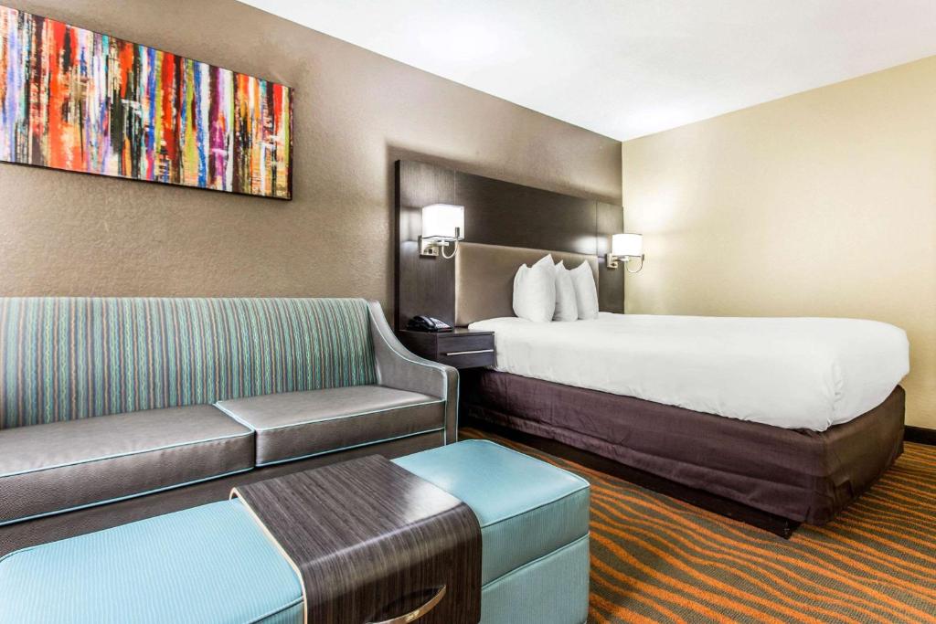 Posteľ alebo postele v izbe v ubytovaní MainStay Suites Greenville Airport