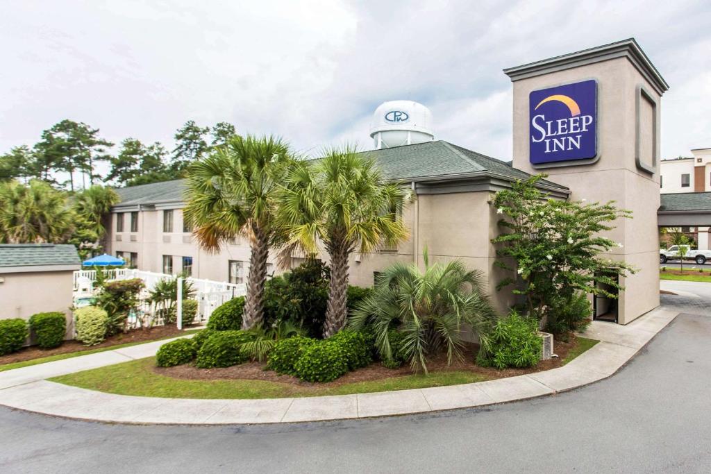 un hotel con un letrero que lee posada del sueño en Sleep Inn Summerville - Charleston, en Summerville