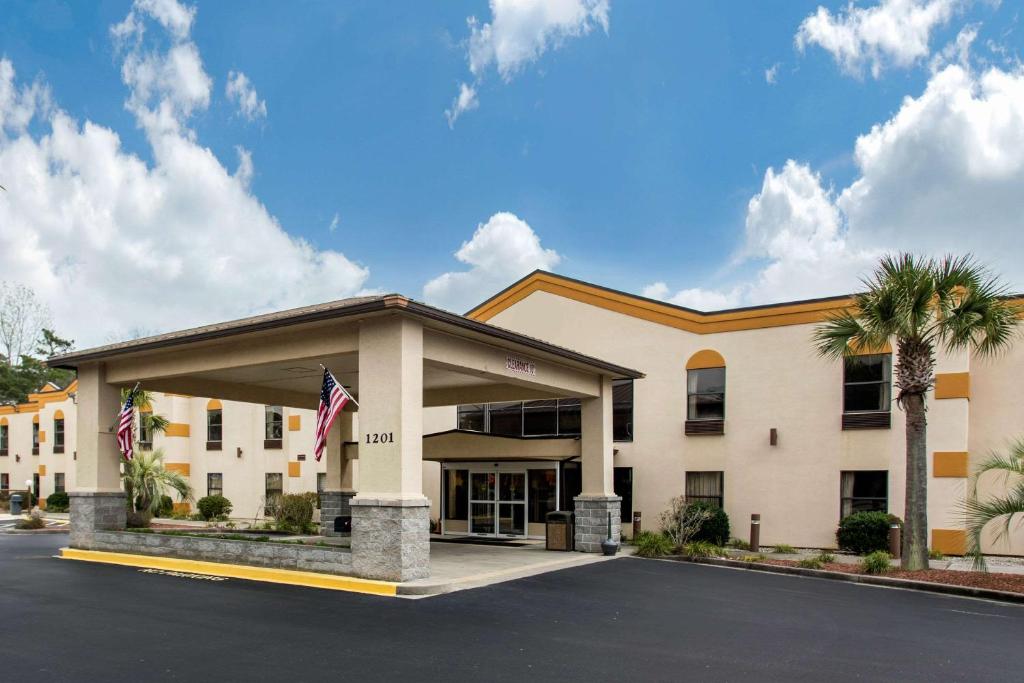 um hotel com uma bandeira americana em frente em Quality Inn Surfside Myrtle Beach em Myrtle Beach