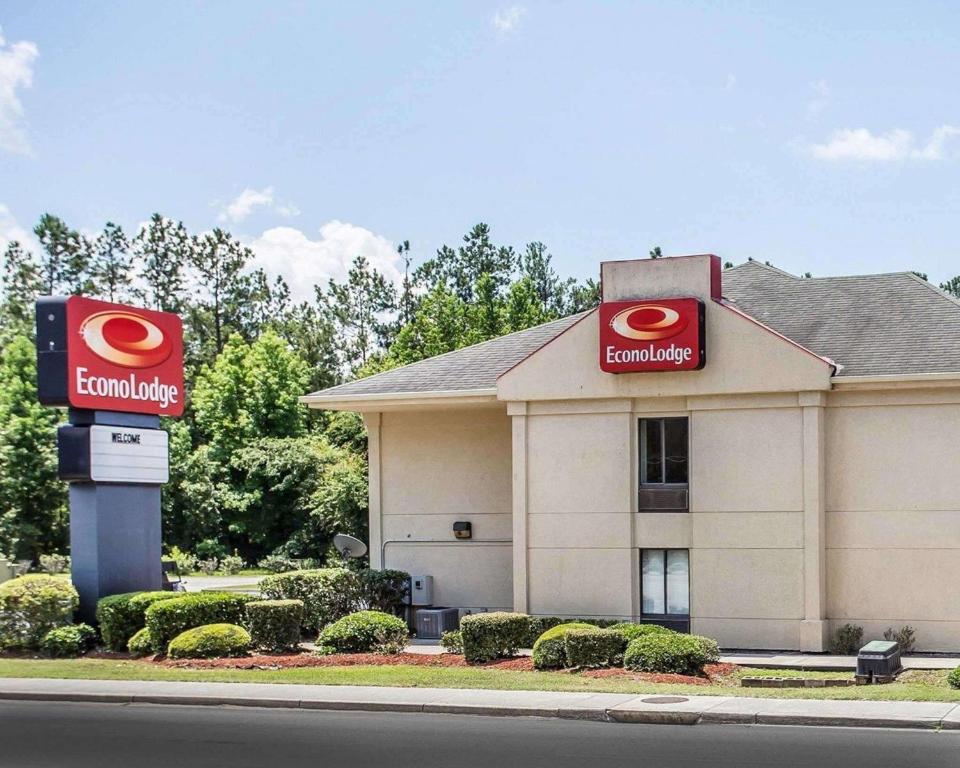a building with a sign for a hotel at Econo Lodge in Saint Stephen