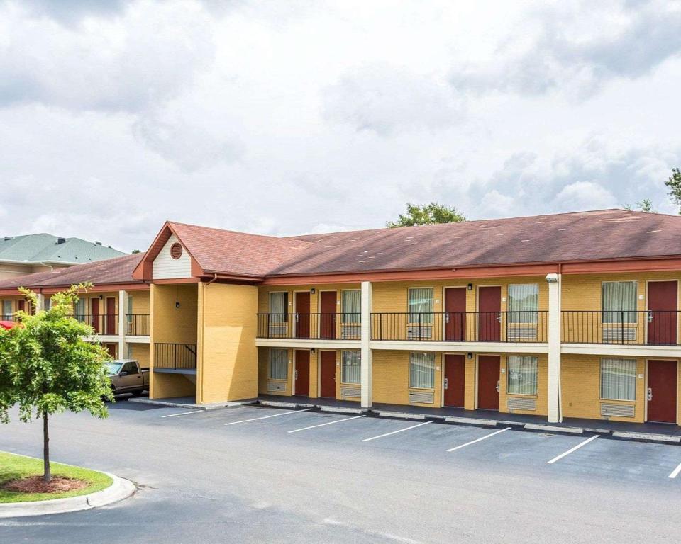 a view of a hotel with a parking lot at Econo Lodge North Charleston in Charleston
