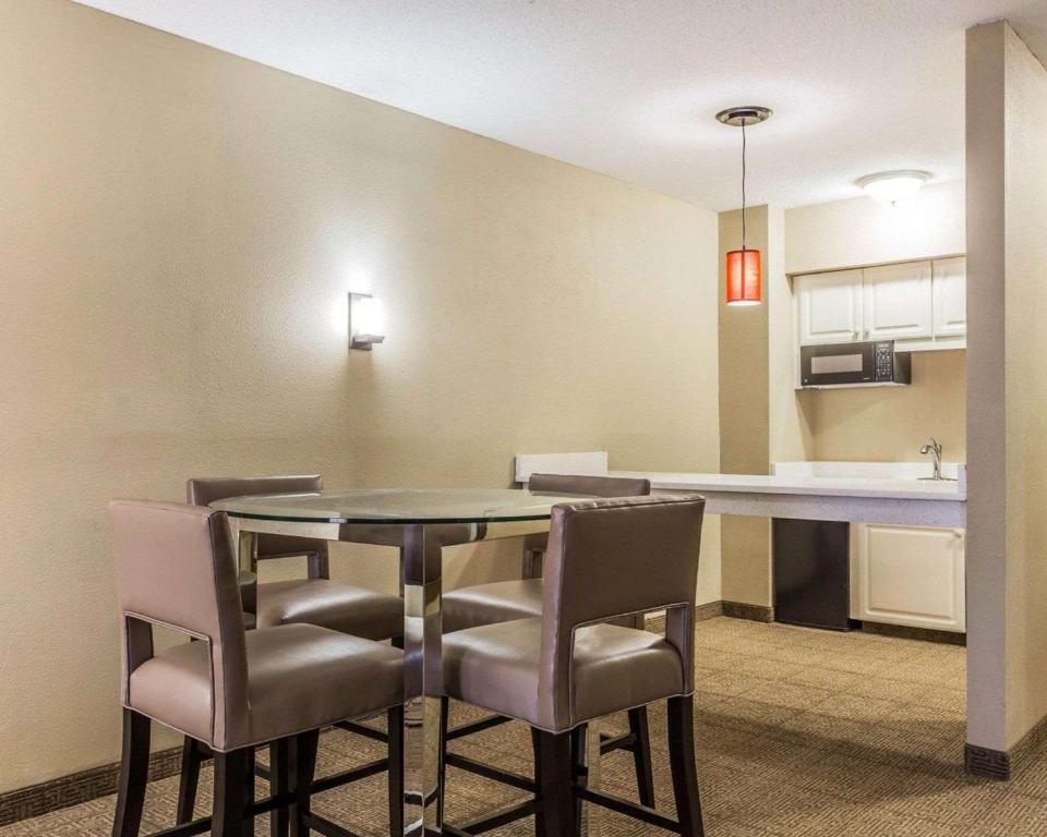 Comfort Suites at Isle of Palms Connector photo