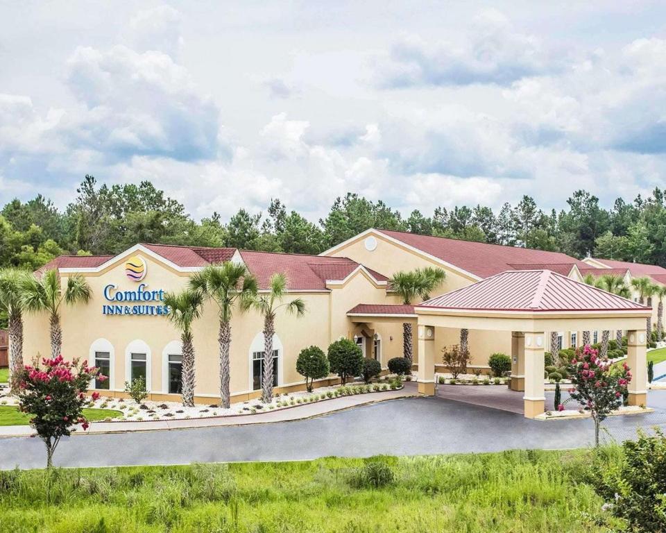 a rendering of the front of a resort building at Comfort Inn & Suites Walterboro I-95 in Walterboro