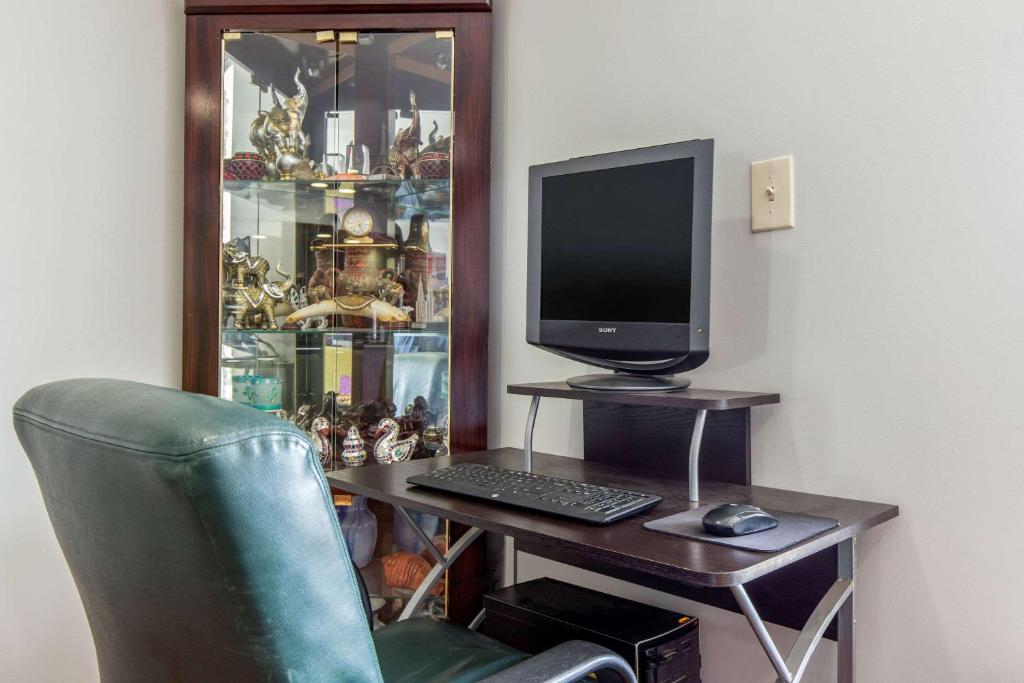 TV a/nebo společenská místnost v ubytování Econo Lodge