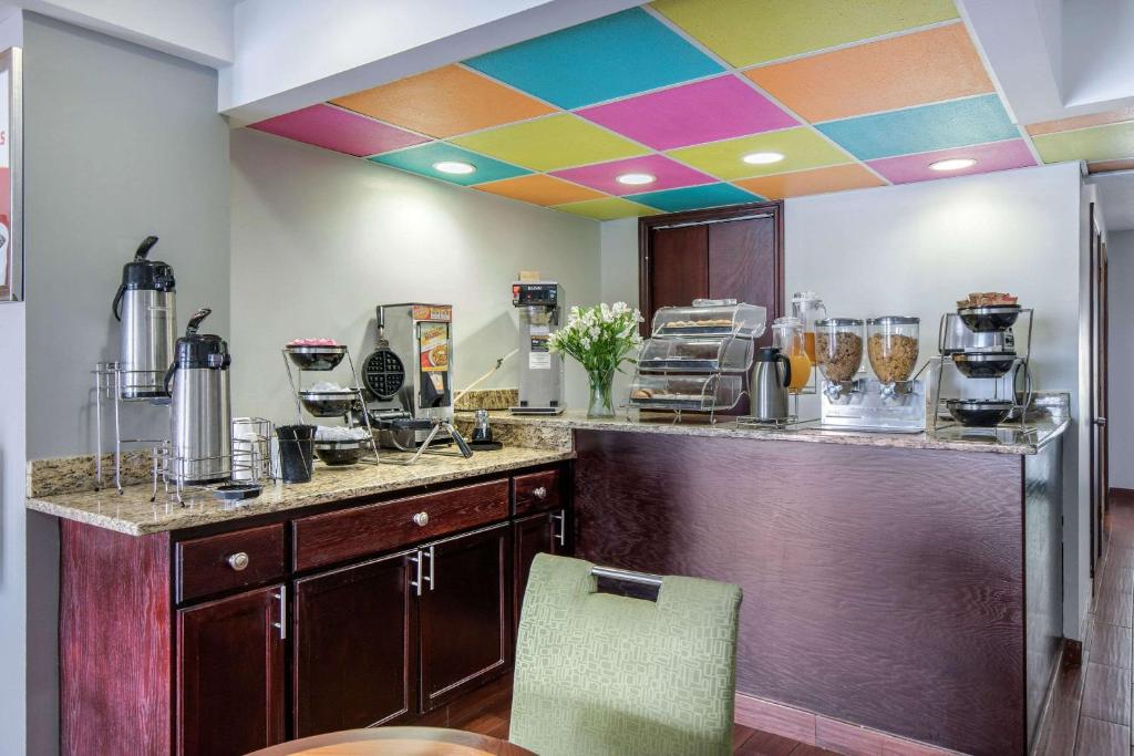 Kuchyň nebo kuchyňský kout v ubytování Econo Lodge