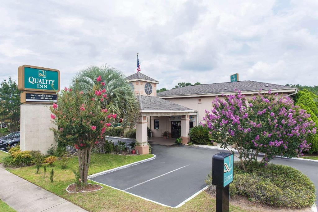 ein Parkplatz vor einem Gebäude mit Parkuhr in der Unterkunft Quality Inn Goose Creek - Charleston in Charleston