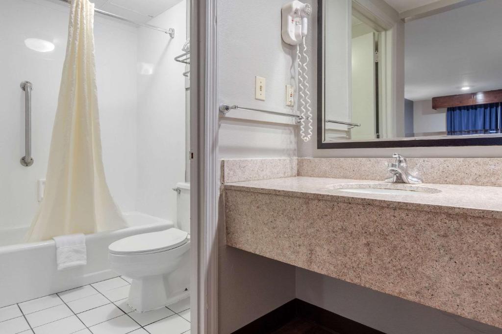 Koupelna v ubytování Econo Lodge