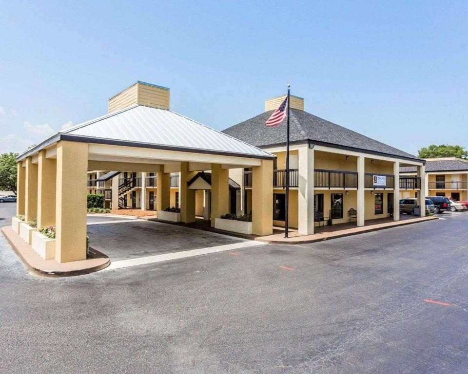 een groot gebouw met een vlag op een parkeerplaats bij Quality Inn Mt Pleasant - Charleston in Charleston