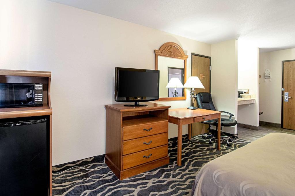 Quality Inn Huron - Queen Room - Disability Access/Non-Smoking