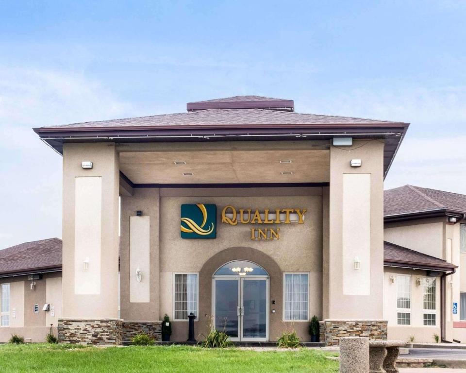 a building with a university inn sign on it at Quality Inn Oacoma - Chamberlain in Oacoma