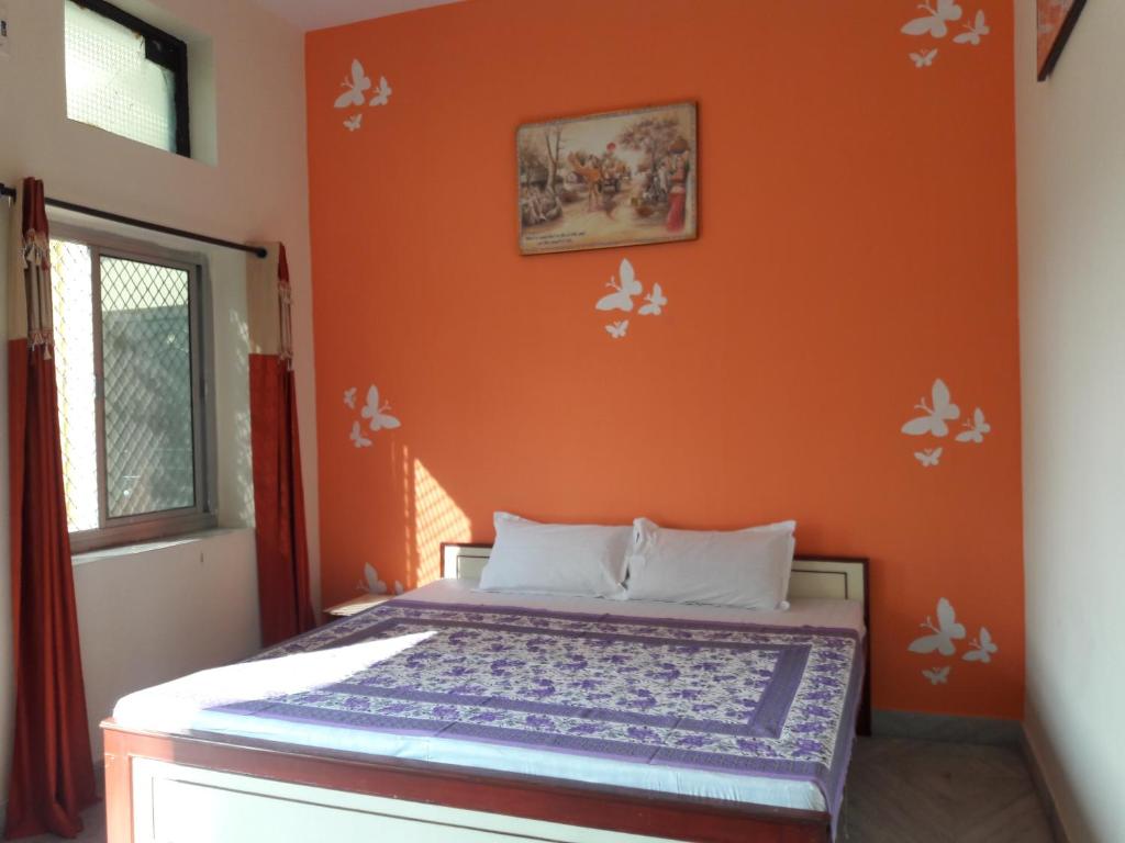 Postel nebo postele na pokoji v ubytování Keshav Palace