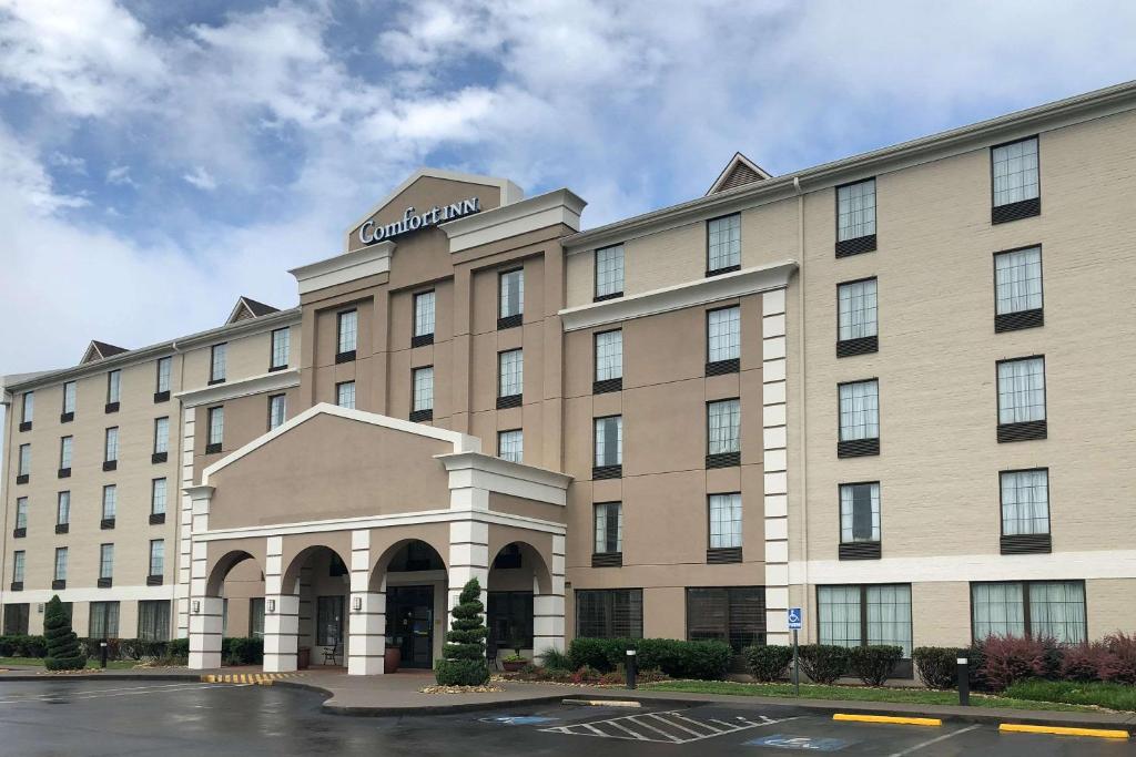 una representación de la parte delantera de un hotel en Comfort Inn Oak Ridge - Knoxville, en Oak Ridge