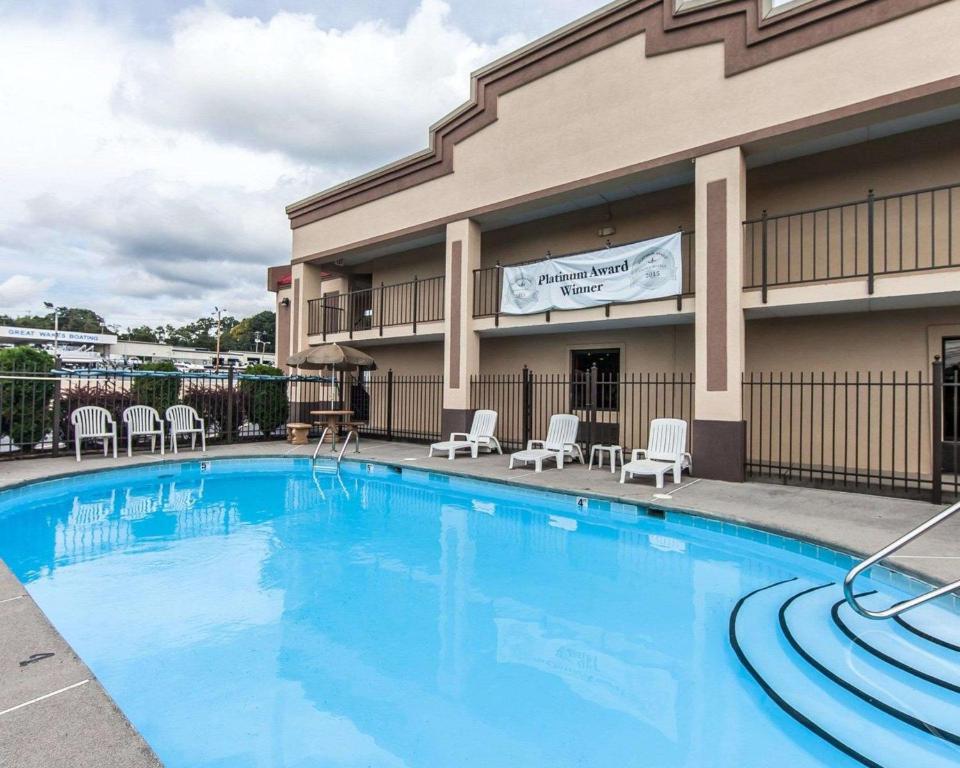 Bazén v ubytování Econo Lodge nebo v jeho okolí
