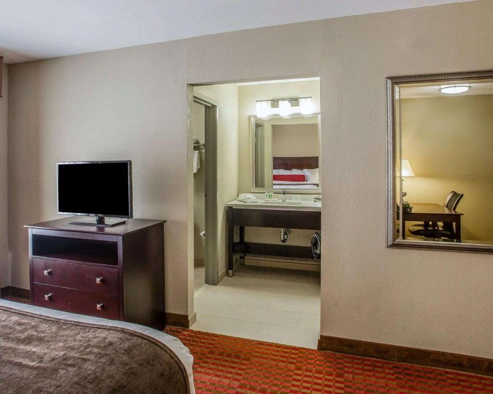 Quality Suites Nashville Airport photo