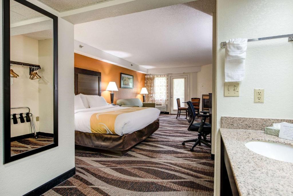 Кровать или кровати в номере Quality Inn Creekside - Downtown Gatlinburg