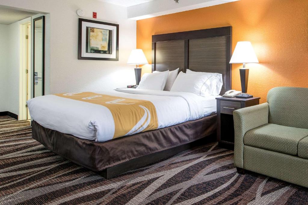 Кровать или кровати в номере Quality Inn Creekside - Downtown Gatlinburg