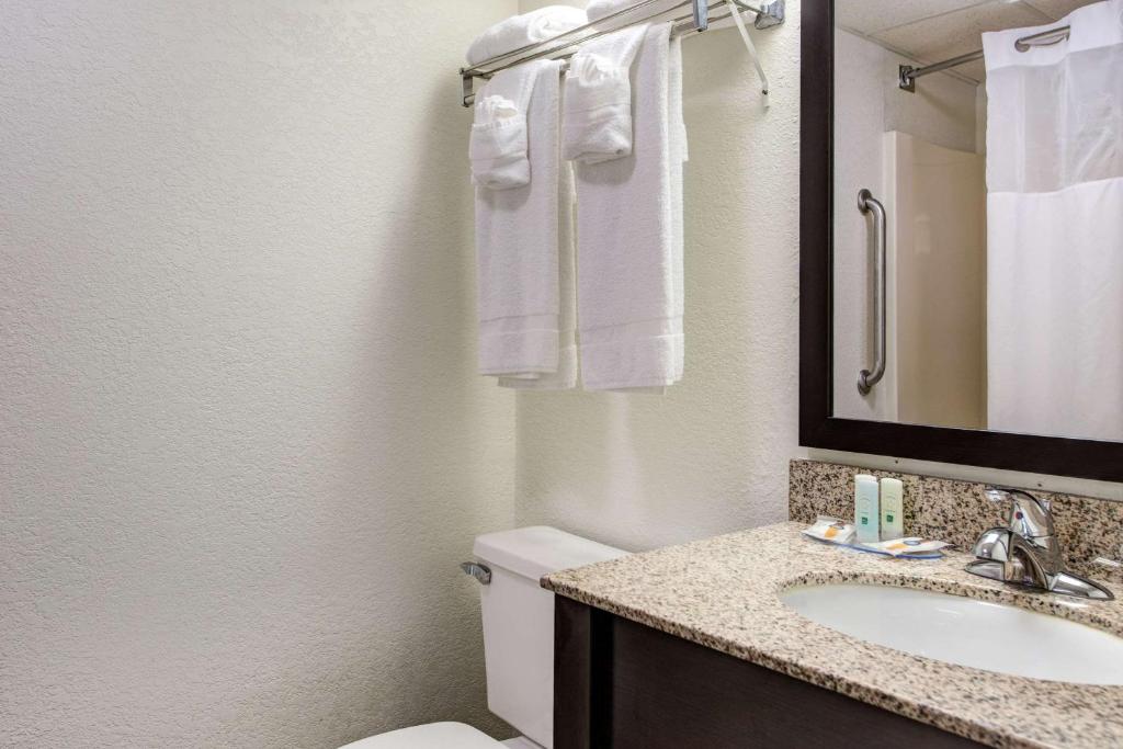Ванная комната в Quality Inn Creekside - Downtown Gatlinburg