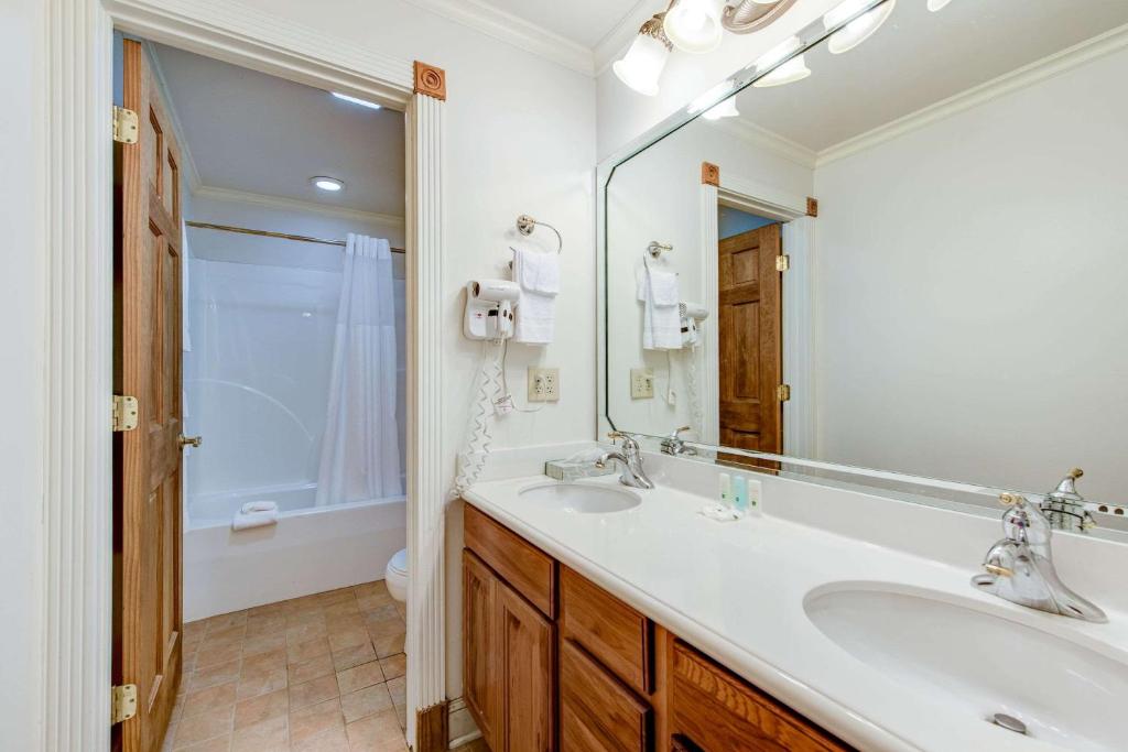 Ванная комната в Quality Inn Creekside - Downtown Gatlinburg
