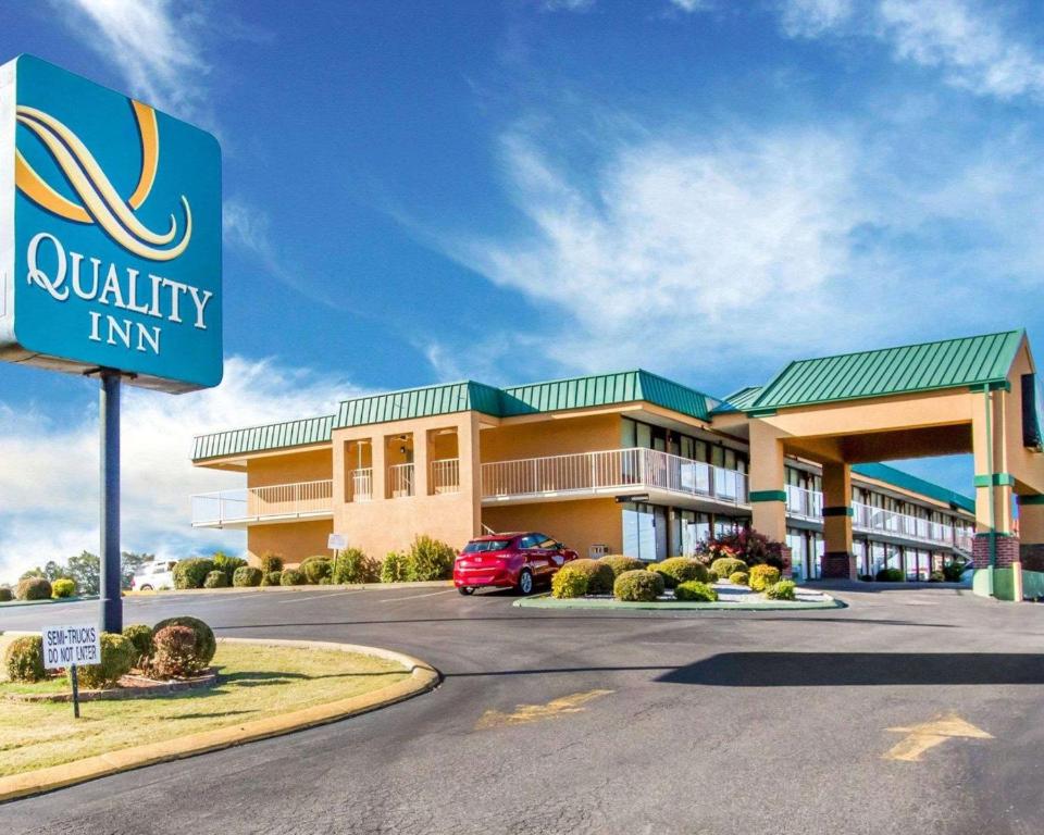 une confection d'un panneau d'auberge de qualité devant un bâtiment dans l'établissement Quality Inn Dyersburg I-155, à Dyersburg