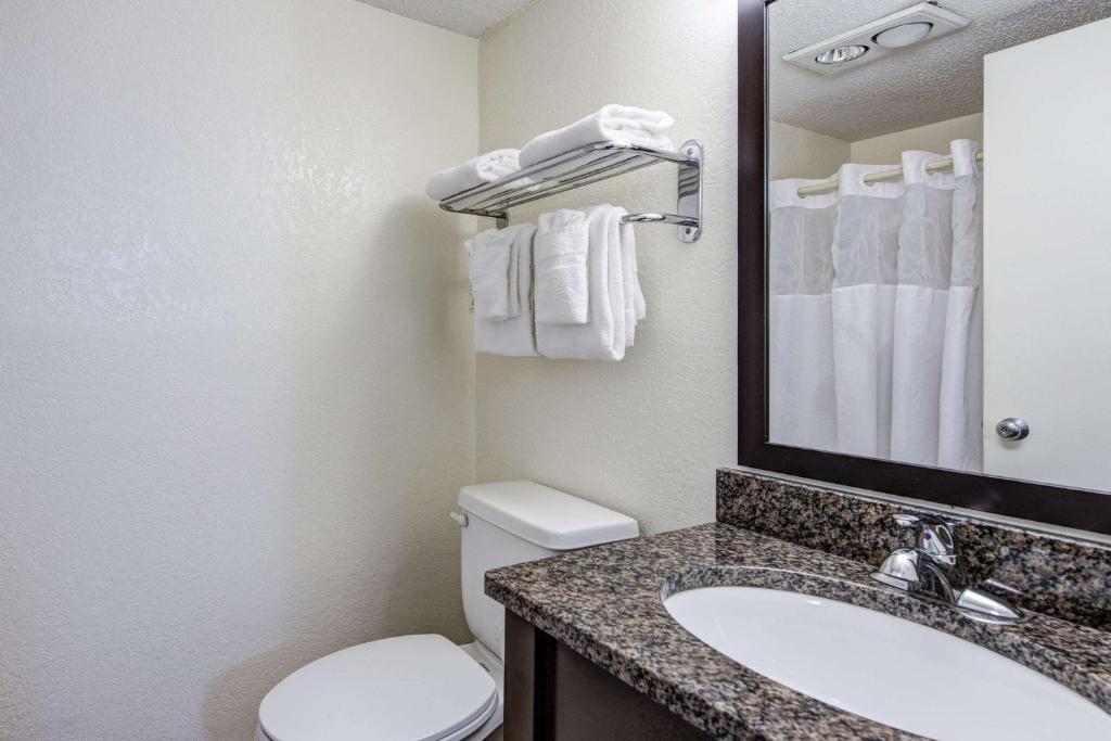 Ванная комната в Quality Inn Creekside - Downtown Gatlinburg