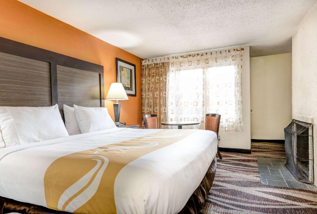 Кровать или кровати в номере Quality Inn Creekside - Downtown Gatlinburg